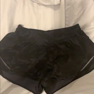 luluLemon Hotty hot camo shorts 2.5”
